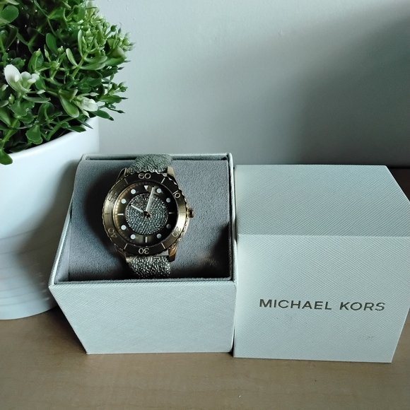 Michael Kors Runway Three-Hand Gold-Tone Watch - Picture 3 of 8